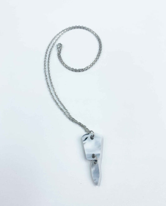 Collar Minimalista de Cadena Plateada con Colgante Abstracto